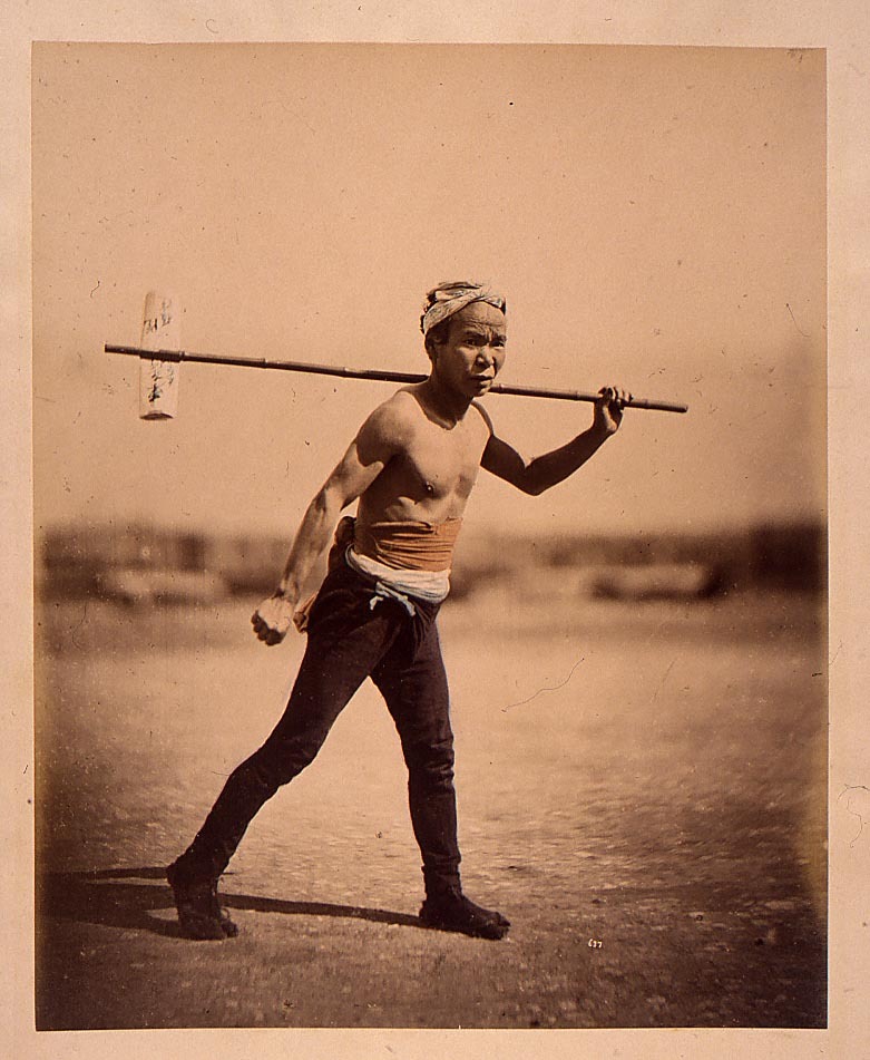 Niezawodni kurierzy shogunatu - Hikyaku i rynek przewoźników średniowiecznej Japonii Poznaj świat hikyaku – niezawodnych kurierów shōgunatu. Historia, techniki, stroje i rynek przewoźników w feudalnej Japonii epoki Edo i wcześniej.