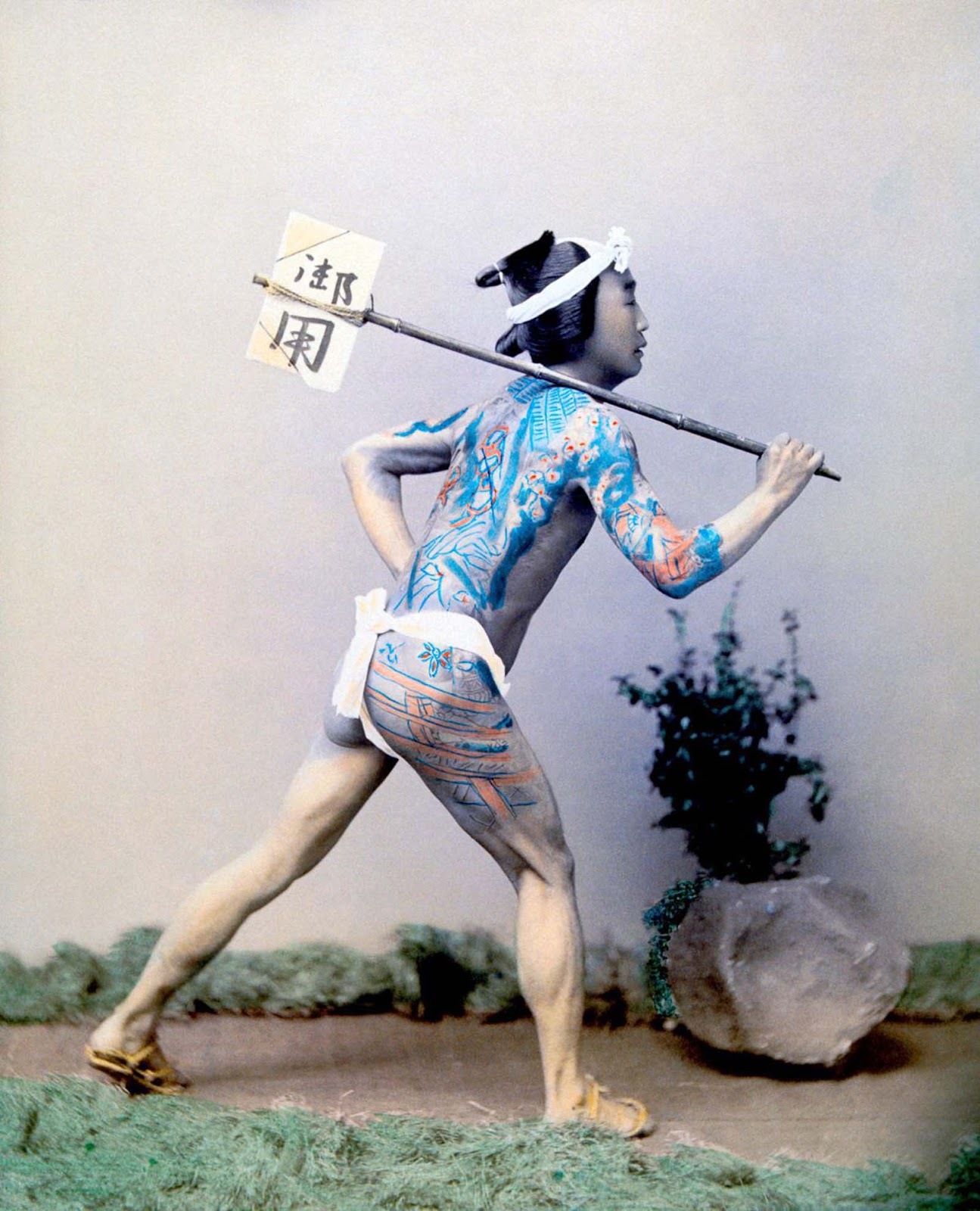 Działalność japońskich mistrzów tatuażu horishi – tam, gdzie wzrok shogunatu nie sięgał Japońscy horishi w epoce Edo – kim byli mistrzowie tatuażu pracujący nad łaźniami i w zaułkach Yoshiwary, jak działali poza wzrokiem shogunatu i czym różnił się ich kunszt od karnego irezumi.