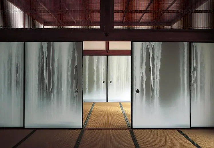 Motywy wodospadu Hiroshi Senju w wystroju wnętrz, styl japoński Artykuł o sztuce japońskiego malarza Hiroshi Senju oraz filozofii zen w jego obrazach - "At World's End" i "Water Temple" - interpretacja obrazu.