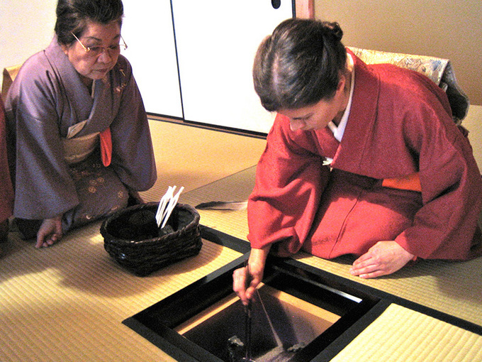 Oseibo – japoński rytuał wdzięczności i pamięci. Dlaczego uczeń pamięta o mistrzu przez całe życie? Esej o japońskiej praktyce drobnych prezentów z wdzięczności w połowie roku (ochugen) oraz na koniec roku (oseibo).