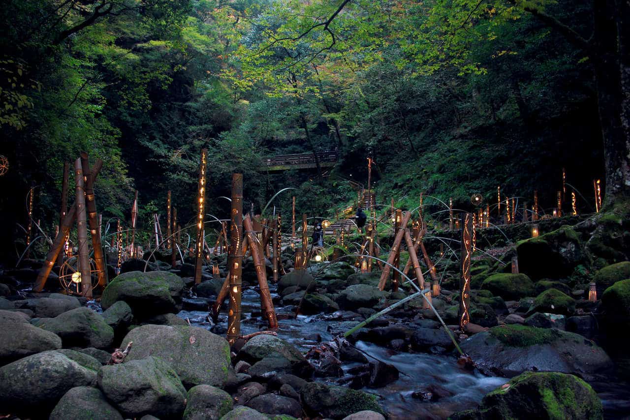 Kodowanie wiatru - techniki tajnej komunikacji szkół ninja w czasie wojen Sengoku Esej o technikach kodowanej komunikacji między oddziałami shinobi na przestrzeni historii Muromachi i Edo Japonii.