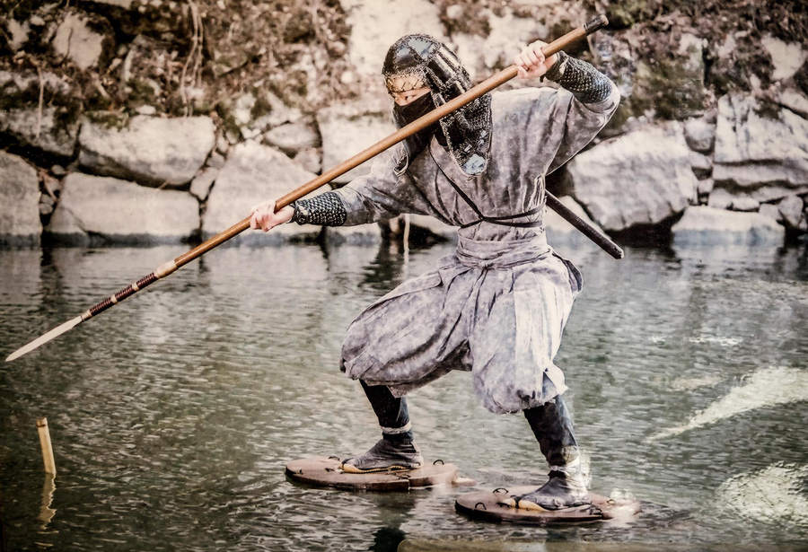 Mizogujmo - buty do chodzenia po wodzie - ninja shinobi Poznaj 10 szkół ninja (poprawniej: shinobi) okresów od Heian, przez Sengoku, aż po "bezpiekę" Tokugawów w Edo. Shinobi to nie tylko Iga i Koga...