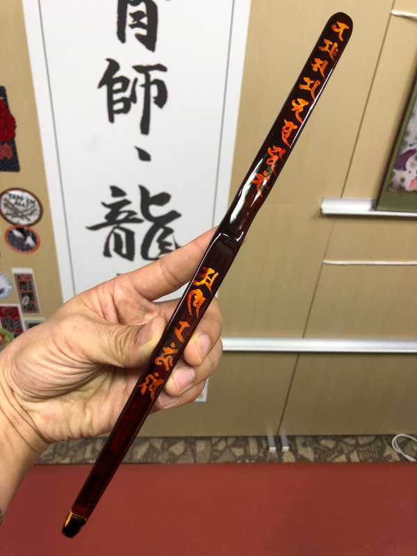 Działalność japońskich mistrzów tatuażu horishi – tam, gdzie wzrok shogunatu nie sięgał Japońscy horishi w epoce Edo – kim byli mistrzowie tatuażu pracujący nad łaźniami i w zaułkach Yoshiwary, jak działali poza wzrokiem shogunatu i czym różnił się ich kunszt od karnego irezumi.