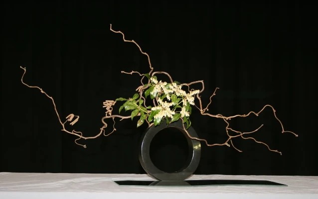 Ikebana - dramatyczna, nowoczesna kompozycja Esej o japońskiej sztuce kwiatowej - ikebana. Jak uosabia ona filozofię zen i mono no aware oraz styl wabi sabi? Historia japońskiej sztuki.