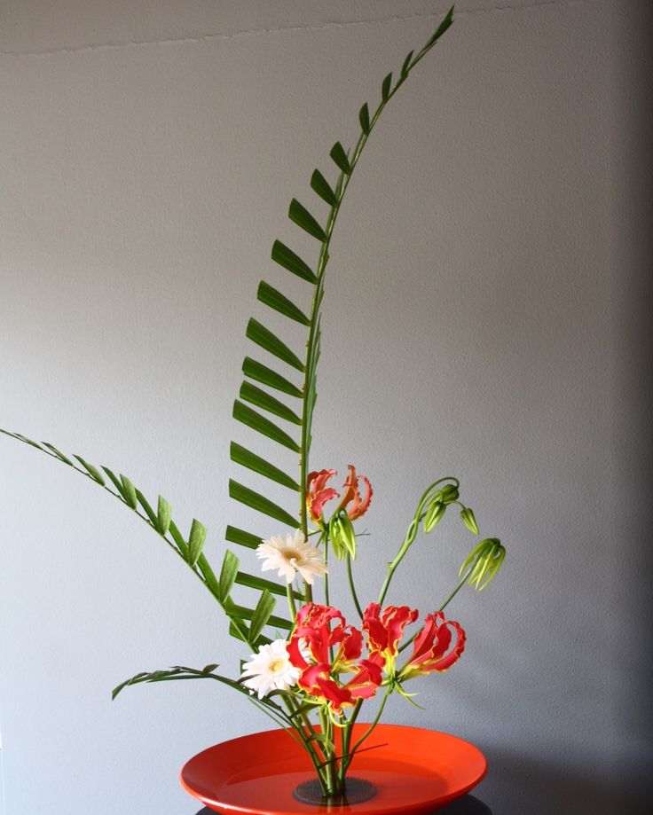 Kwiat - żagłówka - japońska ikebana. Esej o japońskiej sztuce kwiatowej - ikebana. Jak uosabia ona filozofię zen i mono no aware oraz styl wabi sabi? Historia japońskiej sztuki.
