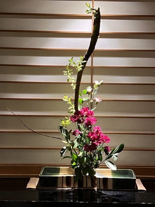 Ikebana - kompozycja pionowa. Esej o japońskiej sztuce kwiatowej - ikebana. Jak uosabia ona filozofię zen i mono no aware oraz styl wabi sabi? Historia japońskiej sztuki.