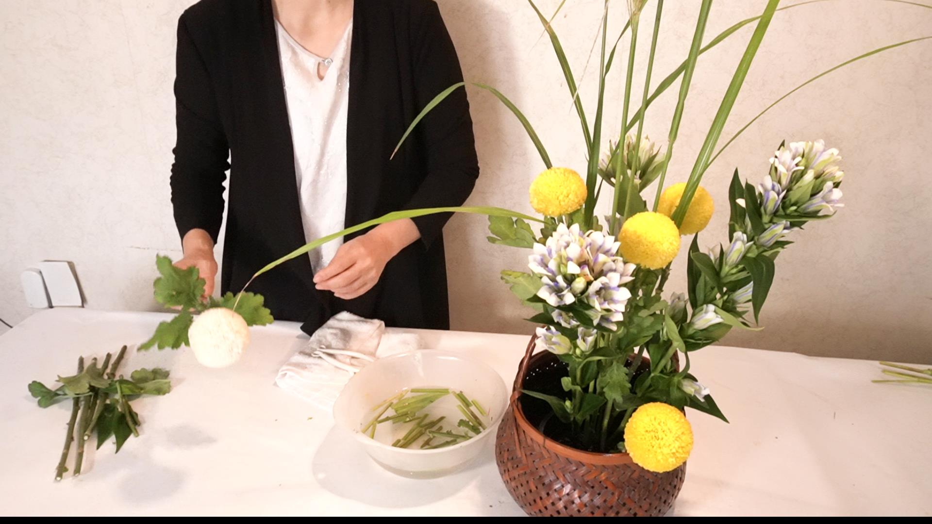 Układanie kwiatów według japońskich zasad ikebana. Esej o japońskiej sztuce kwiatowej - ikebana. Jak uosabia ona filozofię zen i mono no aware oraz styl wabi sabi? Historia japońskiej sztuki.