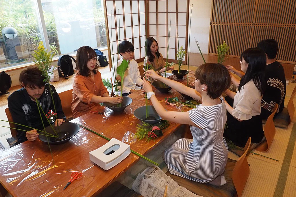 Ikebana - warsztaty Esej o japońskiej sztuce kwiatowej - ikebana. Jak uosabia ona filozofię zen i mono no aware oraz styl wabi sabi? Historia japońskiej sztuki.