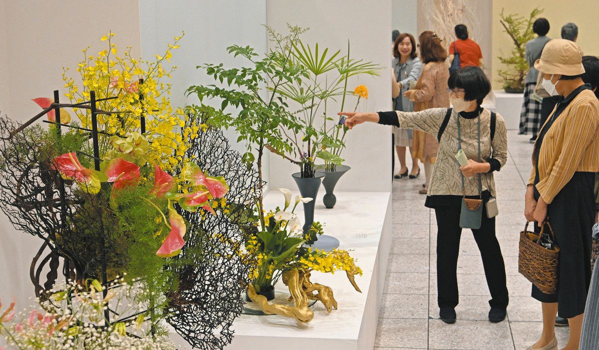 Międzynarodowa wystawa ikebana. Esej o japońskiej sztuce kwiatowej - ikebana. Jak uosabia ona filozofię zen i mono no aware oraz styl wabi sabi? Historia japońskiej sztuki.