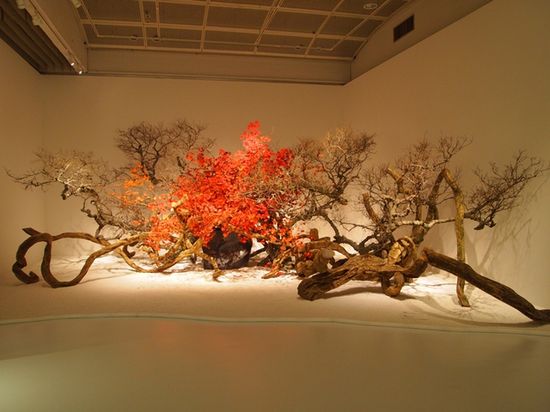 Jiyiouka - nowoczesna ikebana, współczesna Japonia. Esej o japońskiej sztuce kwiatowej - ikebana. Jak uosabia ona filozofię zen i mono no aware oraz styl wabi sabi? Historia japońskiej sztuki.