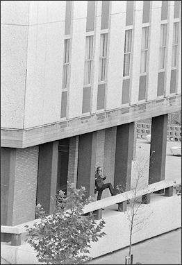 Atak na ambasadę Francji w Hadze. Artykuł o JRA (Japanese Red Army) - ekstremistycznej organizacji terrorystycznej walczącej w imię komunizmu.