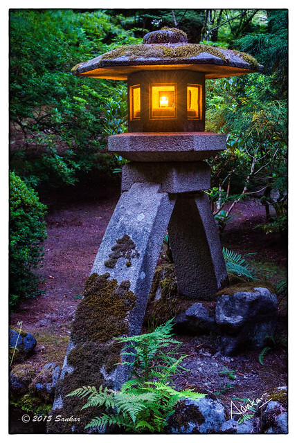 Tōrō – kamienne latarnie Japonii, w których płonie cisza i pamięć wieków Tōrō – japońskie kamienne latarnie. Historia, znaczenie, rodzaje i obecność w ogrodach, sztuce, zen i grach takich jak Ghost of Tsushima.