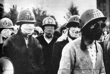 Zdjęcie z lat 70. Japonii - Japanese Red Army. Artykuł o JRA (Japanese Red Army) - ekstremistycznej organizacji terrorystycznej walczącej w imię komunizmu.