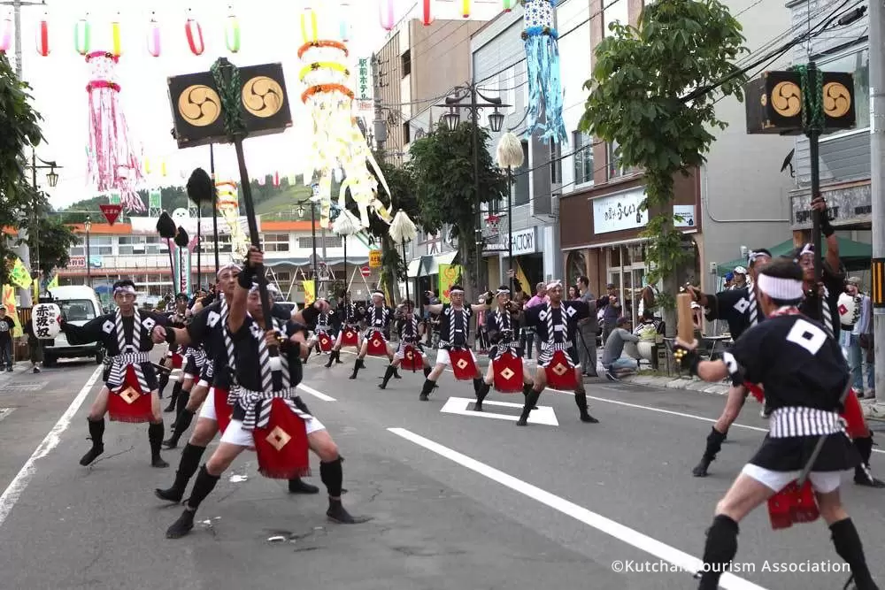 Festiwal ziemniaka w Japonii: kartoflane tańce Jaga Matsuri pod górą Yōtei Poznaj japońskie Jaga Matsuri – niezwykły festiwal ziemniaka w Kutchan na Hokkaidō. Tańce, parady i kartoflana radość u stóp góry Yōtei!