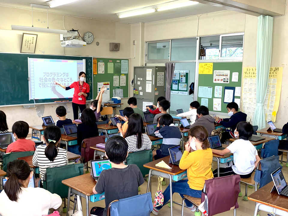 Japanese children know "Hōjōki" by heart – but what can we learn from a monk of the 13th century? "Hōjōki" by Kamo no Chōmei – a Japanese life lesson from 800 years ago, still present in schools. Discover what it can teach us today.