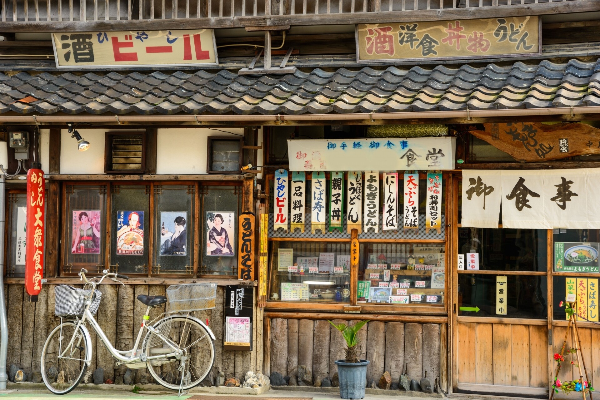 Smoke and Jazz of the Shōwa Era – What Do Coffee and Nostalgia Taste Like in Japan’s Kissaten? Discover kissaten – nostalgic Japanese cafés of the Shōwa era. Smoke, jazz, and hand-brewed coffee in places where time slows down.