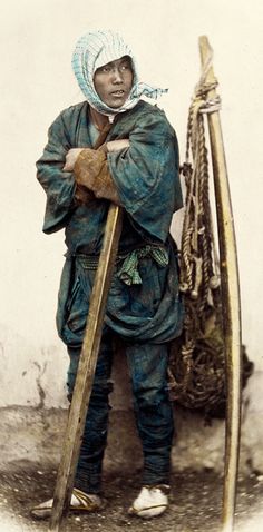 Zanim Iga stała się legendą shinobi. Życie i zasady w wiosce najemników epoki Sengoku Mgła nad kotliną Iga, wiosna 1561. Jeden dzień we wsi wynajmującej ludzi do nocnych napadów: 650 warowni, spisany kodeks i przysięga wypijana razem z popiołem.