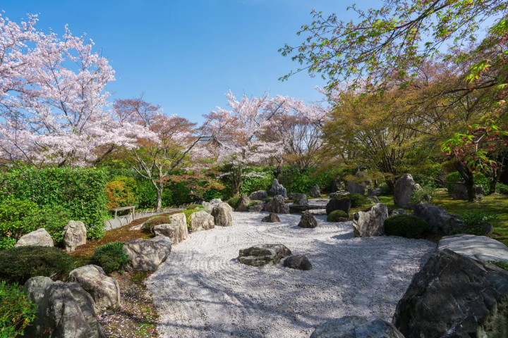 Karesansui - japoński ogród Zen Esej o japońskich ogrodach karesansui i, jaką rolę pełnią w filozofii Zen i Mono no Aware