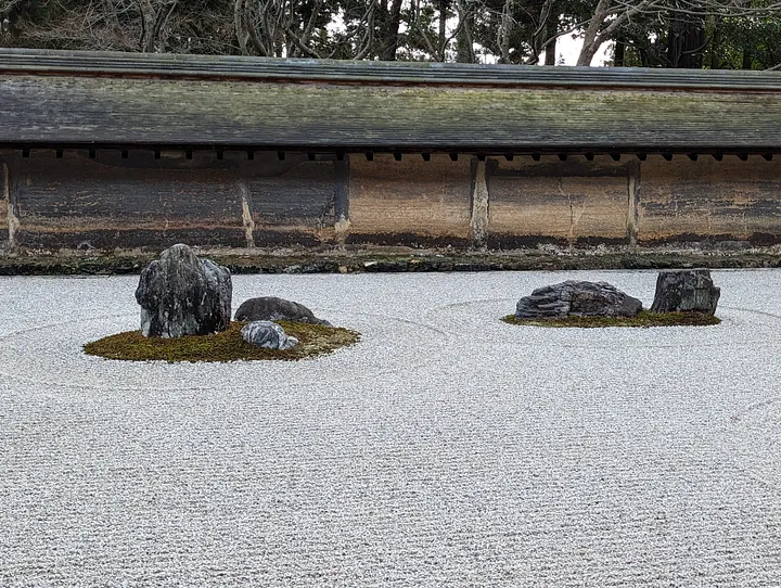 Zen w japońskich ogrodach karesansui Esej o japońskich ogrodach karesansui i, jaką rolę pełnią w filozofii Zen i Mono no Aware