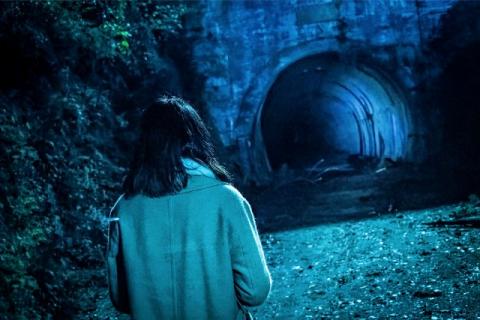 Kobieta wchodzi do tunelu Inunaki, Jponia, Fukuoka. Inunaki - mroczny tunel i zapomniana wioska - japońskie legendy miejskie i creepy pasta.