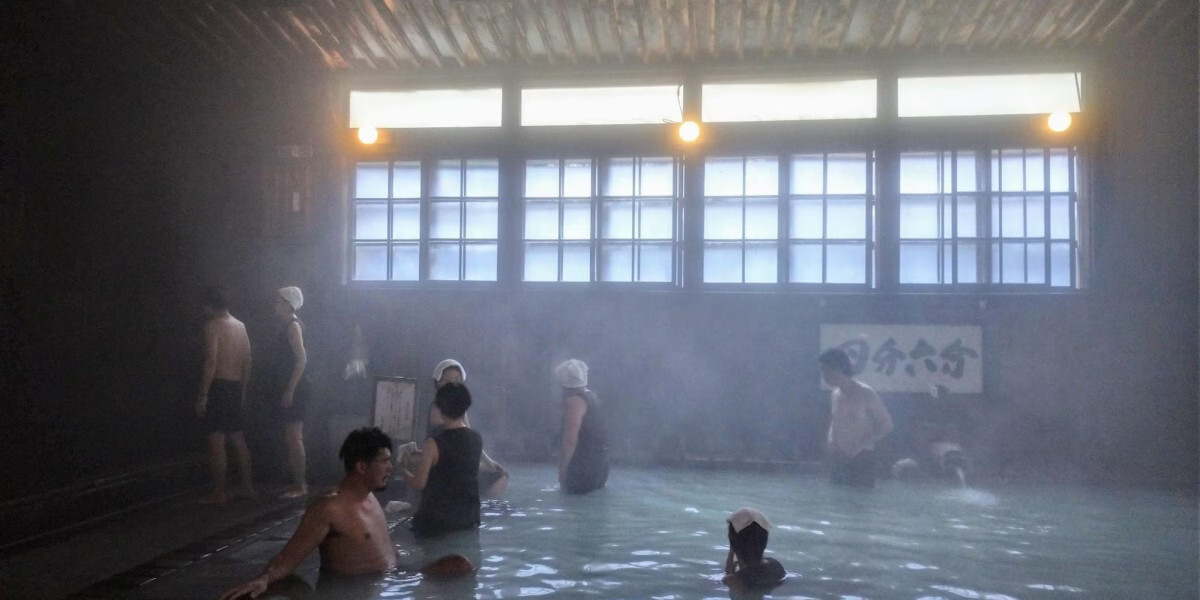 Wyłącz świat. Wejdź do wody. Furo - japońska kąpiel-medytacja Poznaj japońską kąpiel furo – rytuał wyciszenia, który łączy gorącą wodę, medytację i oddech, pomagając zredukować stres, poprawić sen i odzyskać wewnętrzny spokój. Sprawdź, jak praktykować furo w domowej łazience i dlaczego warto.