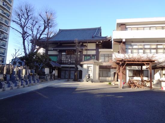 Jokanji - widok z zewnątrz - współczesne Tokyo Artykuł o losie kobiet w Yoshiwarze i ich upamiętnieniu w Jokanji - świątyni wyrzuconych, Tokyo, Arakawa.