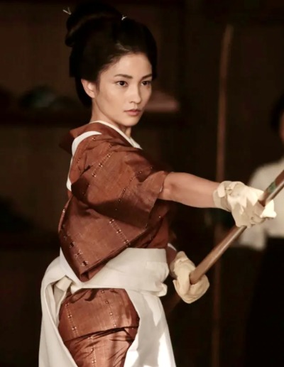 ukiyo-japan.pl - artykuł o katakiuchi - samurajskiej zemście zalegalizowanej przez shogunat Tokugawa Jak shogunat Tokugawa uregulował prawnie samurajską zemstę rodową - esej o życiu w Japonii Edo.