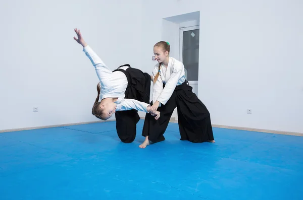 Współczesne aikidu i jujitsu. Esej o japońskiej szkole Takenoushi-ryu w stylu jujutsu, w którym szkolili się samuraje okresu sengoku w Japonii.