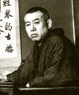 „Pochwała cienia” Tanizakiego – dotknijmy japońskiego piękna półmroku, tak odmiennego od zachodniej estetyki światła Jak Japończycy widzą piękno półmroku? Tanizaki w „Pochwale cienia” pokazuje różnicę między estetyką Japonii a zachodnią obsesją światła.