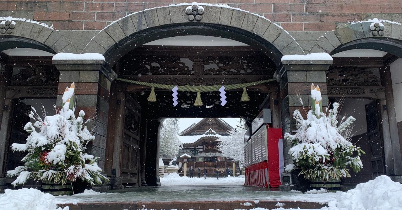 Shōchikubai i polska choinka: wytrwała zieleń pośród martwej bieli Sosna, bambus i śliwa: 松竹梅 (shōchikubai). Esej o symbolice „Trzech Przyjaciół Zimy”, kadomatsu oraz japońskiej sztuce wytrwałości.