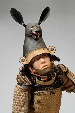 Nie wiem, kim i po co jestem – więc założyłem samurajską zbroję i scrolluję. Ironiczne współczucie w sztuce Tetsuyi Noguchiego Tetsuya Noguchi i samuraj ze smartfonem – ironiczna, poruszająca sztuka o tożsamości, nostalgii i współczesnym świecie bez zasad.