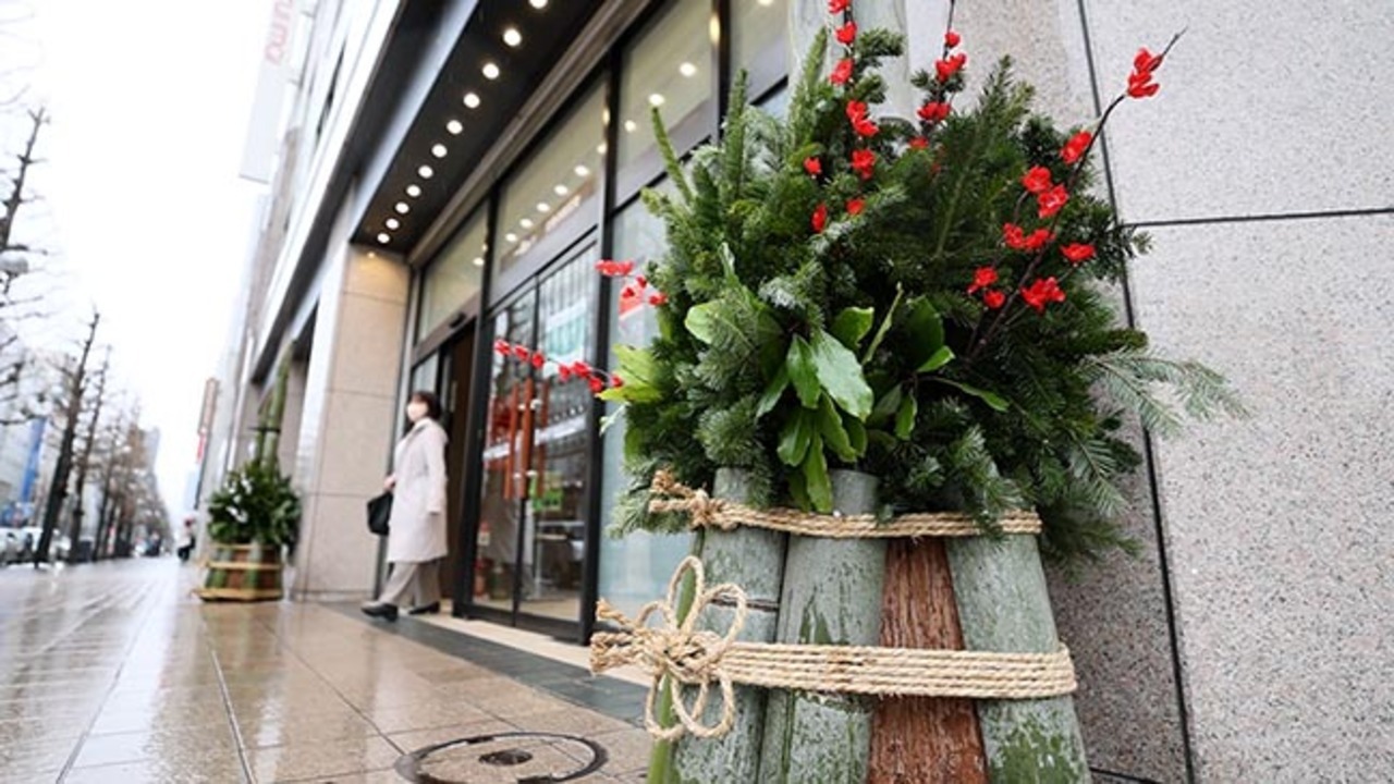 Shōchikubai i polska choinka: wytrwała zieleń pośród martwej bieli Sosna, bambus i śliwa: 松竹梅 (shōchikubai). Esej o symbolice „Trzech Przyjaciół Zimy”, kadomatsu oraz japońskiej sztuce wytrwałości.