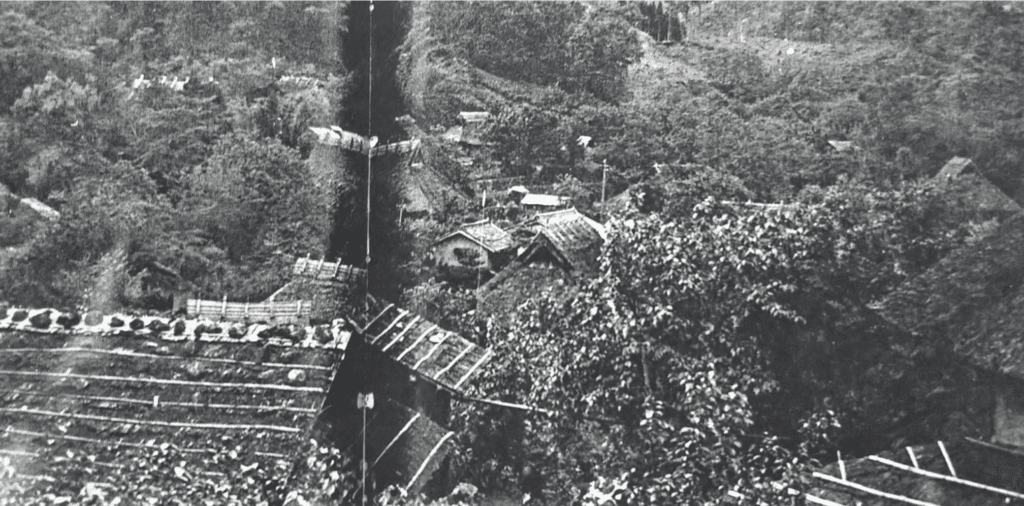 „Lis na niej przysiadł” – opętania kitsune-tsuki kobiet na japońskiej prowincji Kitsune-tsuki: od dawnych wsi po psychiatrie Meiji. Jak „lis” stawał się językiem niewypowiedzianego gniewu kobiet i narzędziem społecznego piętna.