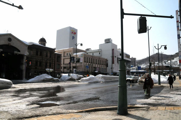 Japońska pora roku „usui”: dokoła lodowaty mróz, w sercu oddech wiosny Usui (雨水) – „Woda deszczowa” – to japońska pora przejścia, gdy zima jeszcze trzyma, a pod śniegiem zaczyna pracować wiosna. Esej o sekki, mikrosezonach i wrażliwości na zmianę, czytany przez waka i hokku oraz zimowy dzień w Przasnyszu.