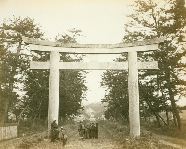 Esej przekrojowy o japońskiej symbolice, znaczeniu i historii bram torii.
