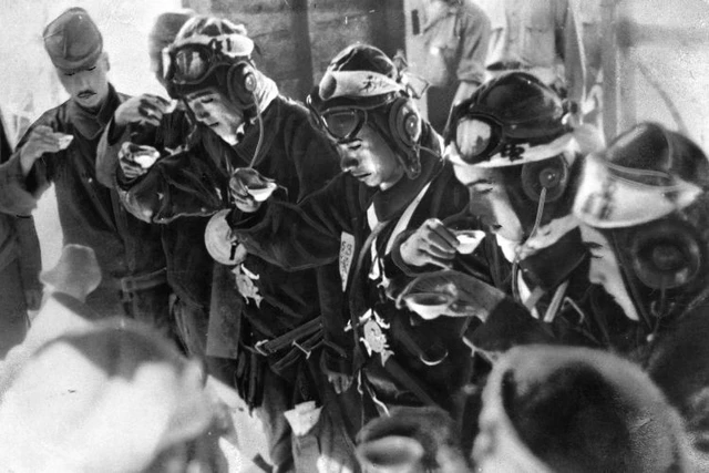 Prawdziwi kamikaze – listy chłopców do rodziny przed śmiercią Prawdziwi kamikaze: autentyczne listy i zapiski dwudziestoletnich pilotów i załóg kaiten pisane tuż przed misją. Fakty, kontekst i słowa do matek, ojców i sióstr.