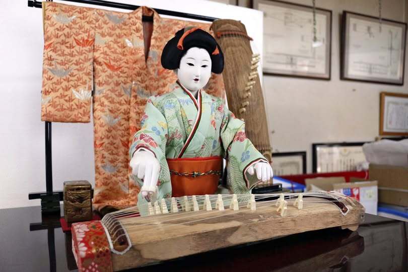 Karakuri Ningyō of Ancient Japan – Wooden Mechanical Robots That Served Tea, Danced, and Wrote Essay about Karakuri Ningyo - Japanese traditional wooden mechanical robots (dolls) from Edo period.