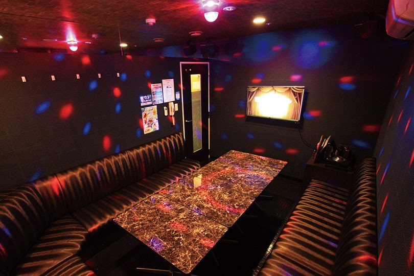 Karaoke box w Japonii. Artykuł o kulturze karaoke w Japonii - jaka jest jego historia oraz współczesny charakter.