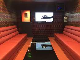 Pokój karaoke, Japonia. Artykuł o kulturze karaoke w Japonii - jaka jest jego historia oraz współczesny charakter.