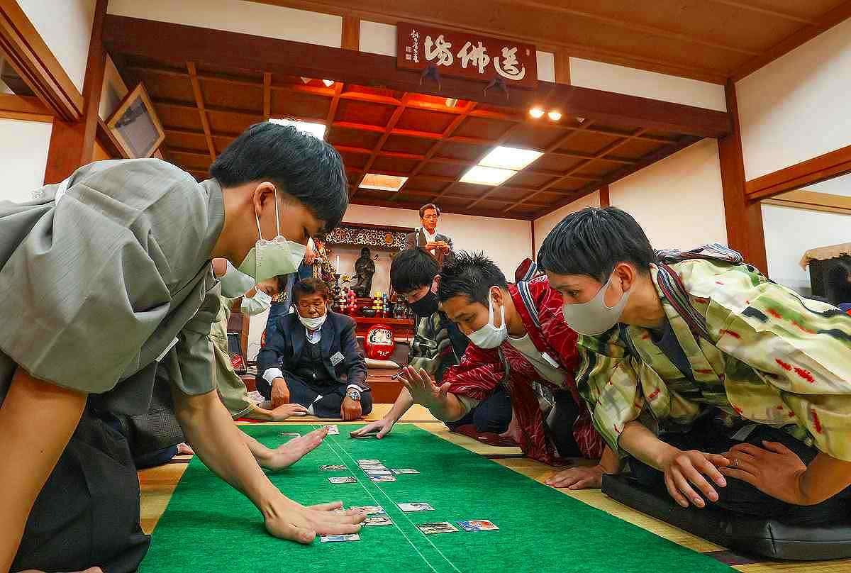 Karuta: When Medieval Poetry Becomes a 21st-Century Japanese Sport Karuta, the Japanese game based on the Hyakunin Isshu anthology, weaves medieval poetry together with the thrill of 21st-century sport. From imperial chambers and woodblock printing techniques to high school clubs, anime, and mobile apps — it is the story of a tradition that still lives on.