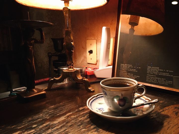 Smoke and Jazz of the Shōwa Era – What Do Coffee and Nostalgia Taste Like in Japan’s Kissaten? Discover kissaten – nostalgic Japanese cafés of the Shōwa era. Smoke, jazz, and hand-brewed coffee in places where time slows down.