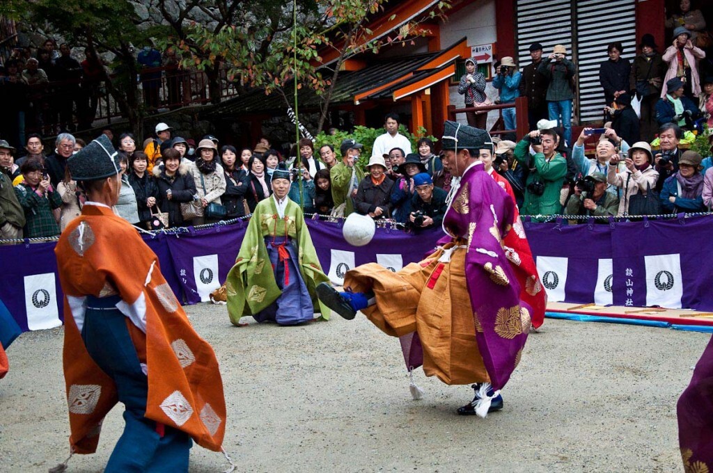 Kemari – A Ball Game from Medieval Japan That Taught Self-Control Instead of Competition Kemari – an ancient Japanese ball game that taught harmony, self-control, and focus instead of competition. Discover the philosophy of the “way of the ball” from the time of the Heian imperial court.