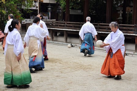 Kemari – A Ball Game from Medieval Japan That Taught Self-Control Instead of Competition Kemari – an ancient Japanese ball game that taught harmony, self-control, and focus instead of competition. Discover the philosophy of the “way of the ball” from the time of the Heian imperial court.