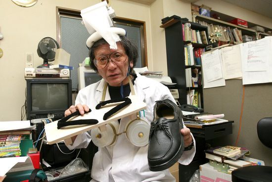Chindōgu, czyli japońskie wynalazki niemal użyteczne – takie trochę zen, trochę Monty Python Kenji Kawakami udowodnił, że genialny pomysł nie musi mieć sensu. Japońskie chindōgu to połączenie absurdu, humoru i filozoficznej finezji.
