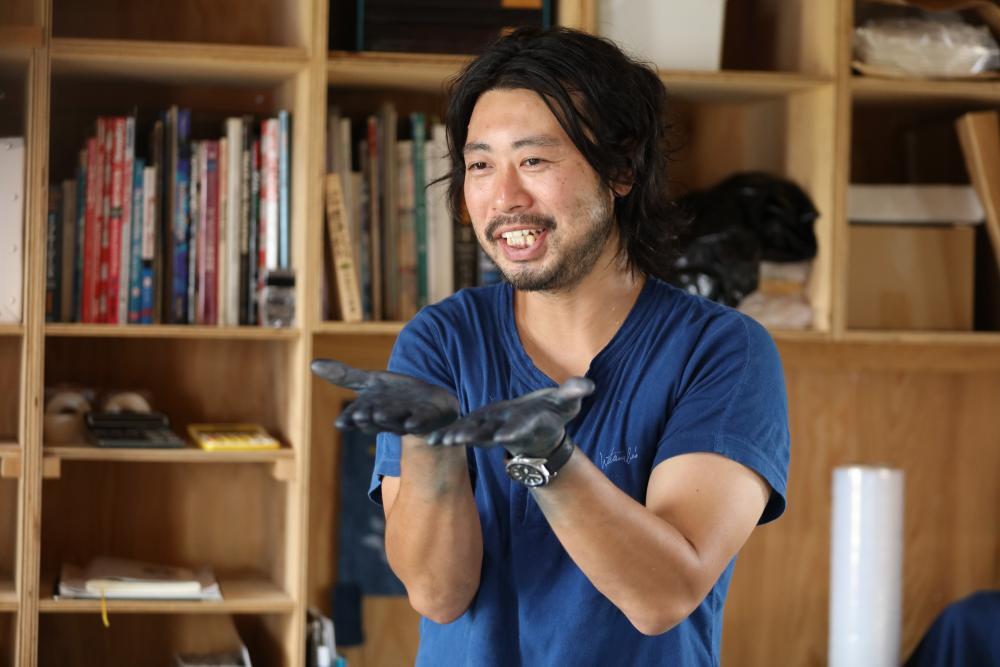 Blue Japan – how indigo 藍 (ai) dyed Edo and became the color of work, purity, and harmony Indigo 藍 (ai) shaped the aesthetics of Edo-period Japan — a color of work, purity, and harmony, present in fabrics, ukiyo-e, and everyday life.