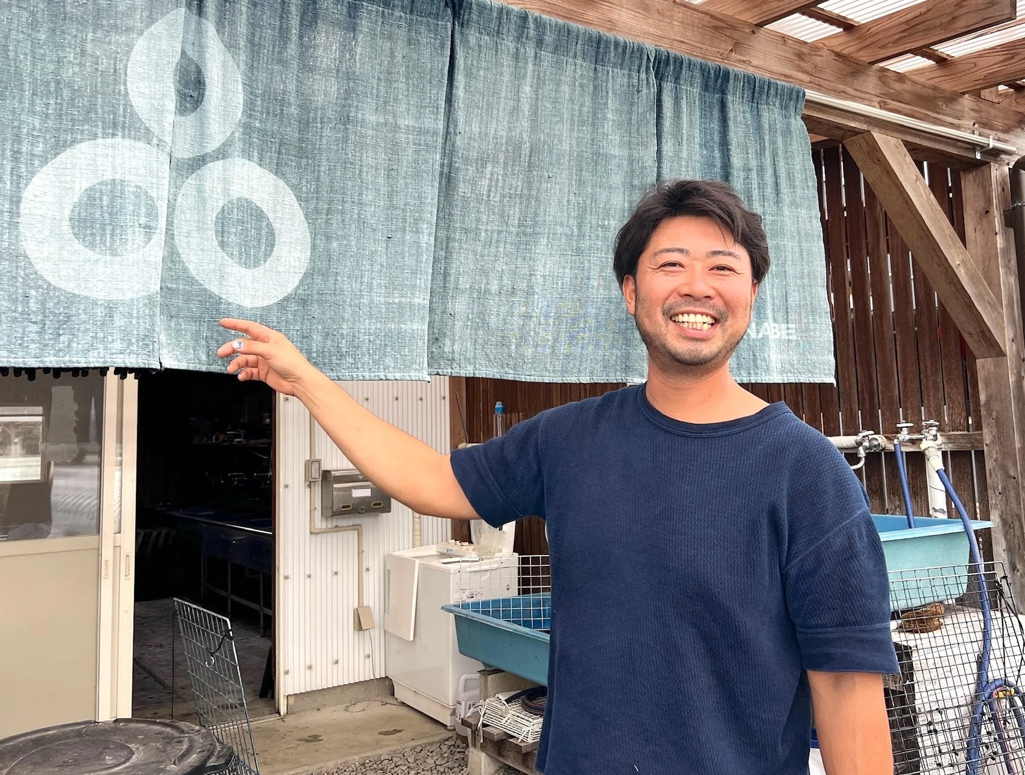 Blue Japan – how indigo 藍 (ai) dyed Edo and became the color of work, purity, and harmony Indigo 藍 (ai) shaped the aesthetics of Edo-period Japan — a color of work, purity, and harmony, present in fabrics, ukiyo-e, and everyday life.