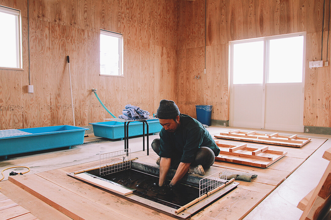 Blue Japan – how indigo 藍 (ai) dyed Edo and became the color of work, purity, and harmony Indigo 藍 (ai) shaped the aesthetics of Edo-period Japan — a color of work, purity, and harmony, present in fabrics, ukiyo-e, and everyday life.