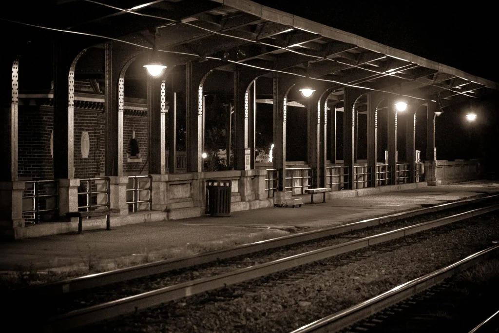 Wyobrażenie japońskiej stacji Kisaragi nocą. Artykuł o micie urbanistycznym z Japonii - stacji japońskiego metra Kisaragi. Opuszczona, mroczna stacja Kisaragi, z odmętów 2channel, relacja Hasumi.