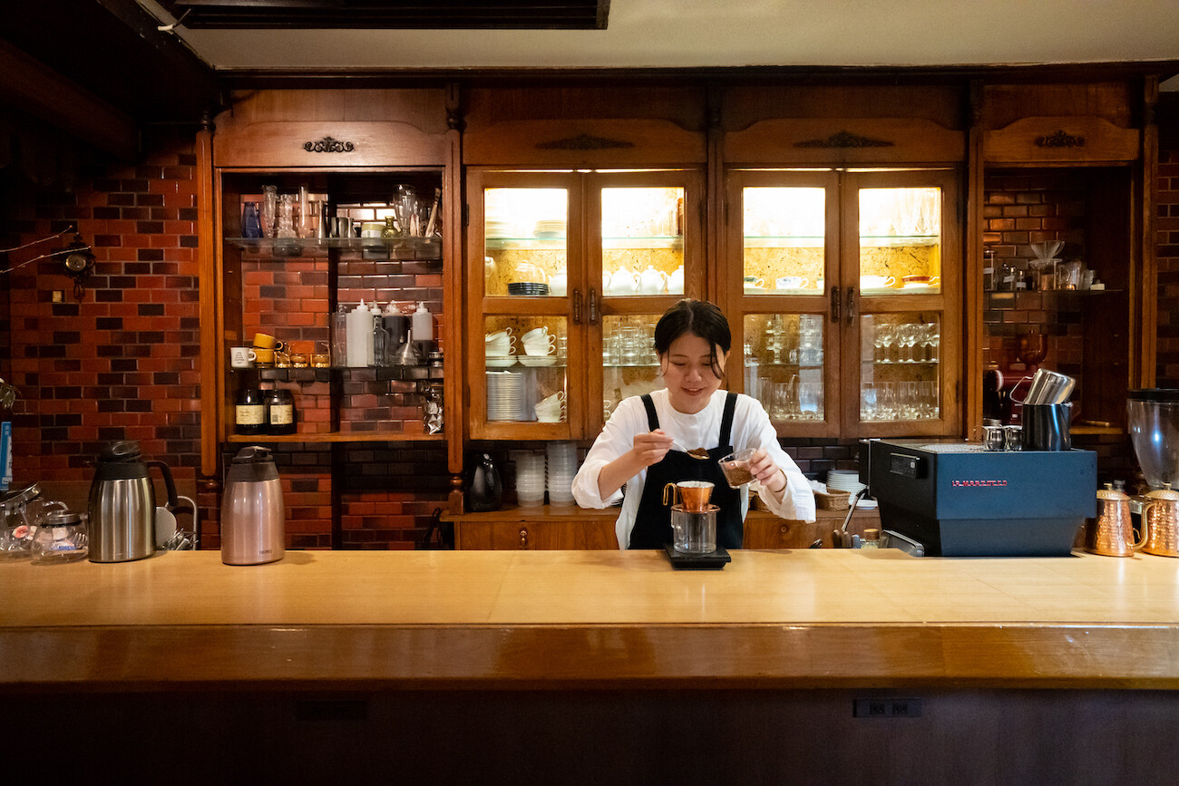 Smoke and Jazz of the Shōwa Era – What Do Coffee and Nostalgia Taste Like in Japan’s Kissaten? Discover kissaten – nostalgic Japanese cafés of the Shōwa era. Smoke, jazz, and hand-brewed coffee in places where time slows down.