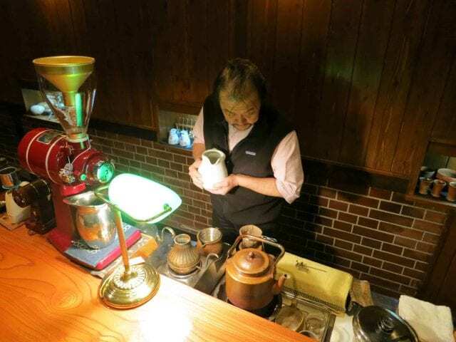 Smoke and Jazz of the Shōwa Era – What Do Coffee and Nostalgia Taste Like in Japan’s Kissaten? Discover kissaten – nostalgic Japanese cafés of the Shōwa era. Smoke, jazz, and hand-brewed coffee in places where time slows down.